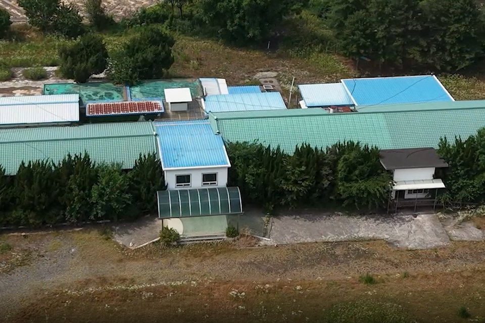 옛 신녕서부초등학교 건물을 하늘에서 가까이 본 모습